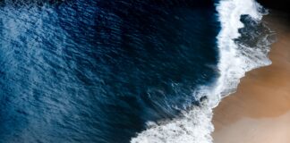 Meer auf Fototapete – Urlaubsentspannung in Ihrem Zuhause Wieder voll im Trend - die Fototapete. Sie ermöglicht es ein Stück Urlaub in die eigenen vier Wände zu holen. Bildquelle: © Iswanto Arif / Unsplash.com