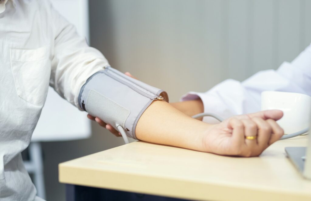 Gesundheitliche Probleme lassen sich auch durch regelmäßige Check Up Termine beim Hausarzt vorbeugen. Bildquelle: © Getty Images / Unsplash.com
