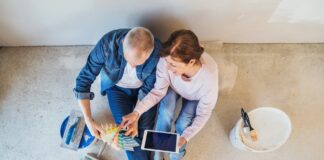 Umzug im Alter – Mit unseren Tipps und Checklisten starten Sie gut ins neue Zuhause Entscheiden Sie zuerst die Farbgebung des Raumes und suchen dann dazu die passende Fototapete aus. Bildquelle: © Getty Images / Unsplash.com