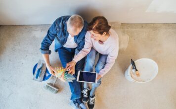 Umzug im Alter – Mit unseren Tipps und Checklisten starten Sie gut ins neue Zuhause Entscheiden Sie zuerst die Farbgebung des Raumes und suchen dann dazu die passende Fototapete aus. Bildquelle: © Getty Images / Unsplash.com