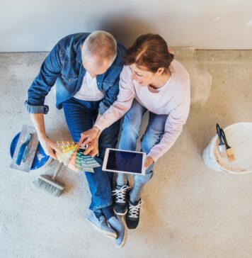 Umzug im Alter – Mit unseren Tipps und Checklisten starten Sie gut ins neue Zuhause Entscheiden Sie zuerst die Farbgebung des Raumes und suchen dann dazu die passende Fototapete aus. Bildquelle: © Getty Images / Unsplash.com