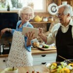 Endlich Dinge tun für die man immer keine Zeit hatte – z. B. gemeinsam kochen. Bildquelle: © Getty Images / Unsplash.com