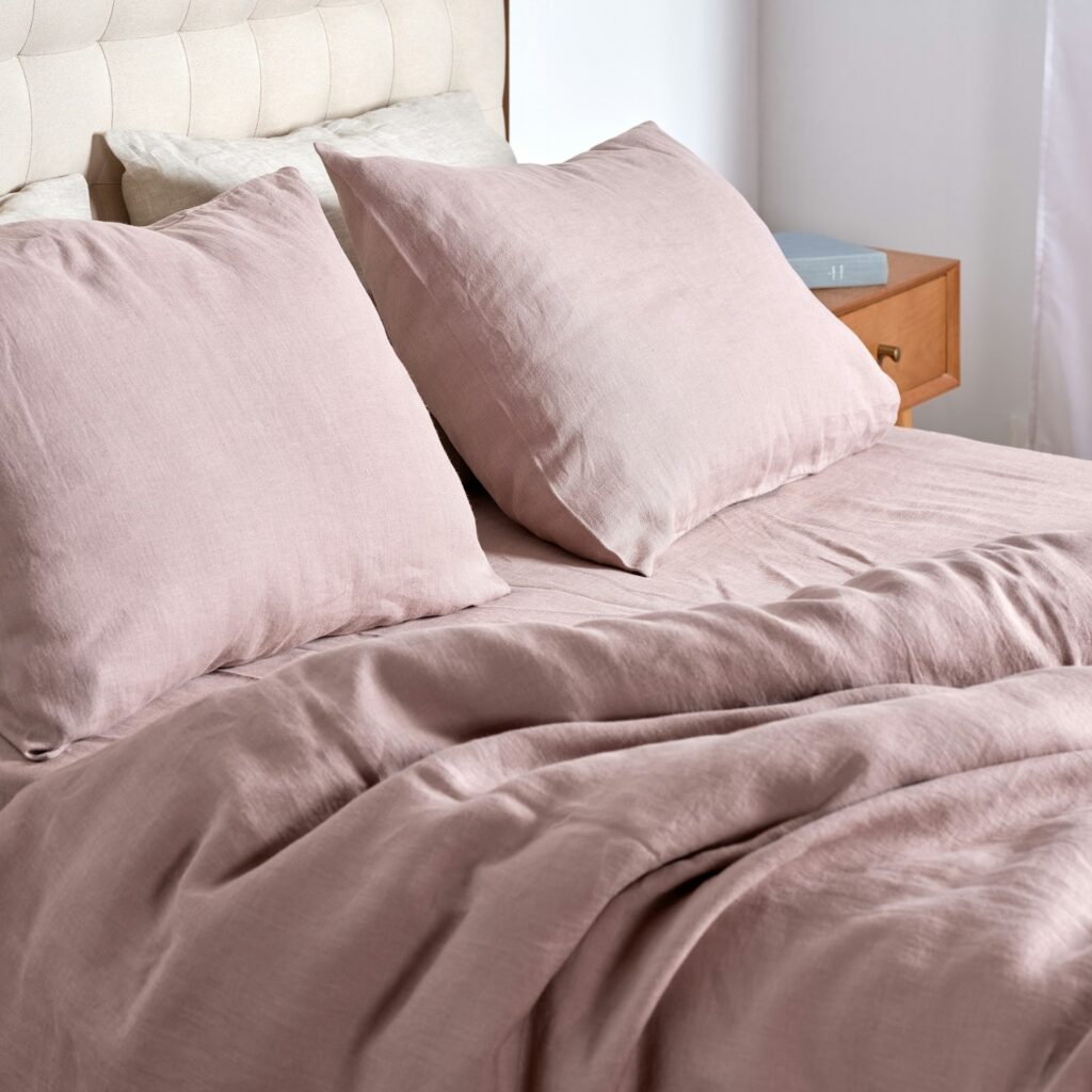 Die richtige Bettwäsche spielt außerdem eine wichtige Rolle, ob wir einen erholsamen Schlaf finden. Bildquelle: © Eugene Deshko / Unsplash.com