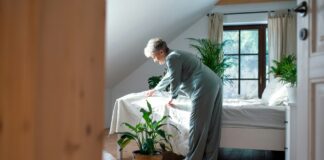 Das Bett: Geheimnis eines erholsamen Schlafs Im Bett verbringen wir idealerweise eine angenehme und entspannte Zeit, um unserem Körper und geist die notwendige Erholung zu schenken. Bildquelle: © Getty Images / Unsplash.com