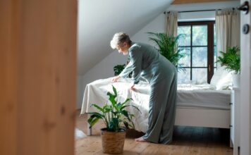 Das Bett: Geheimnis eines erholsamen Schlafs Im Bett verbringen wir idealerweise eine angenehme und entspannte Zeit, um unserem Körper und geist die notwendige Erholung zu schenken. Bildquelle: © Getty Images / Unsplash.com