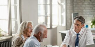 Wichtige Dokumente sicher verwahren: ein Ratgeber für die Generation 59plus Vor dem Vertragsabschluss sollten die Bedingungen und Leistungen unbedingt klar besprochen werden. Bildquelle: © Getty Images / Unsplash.com