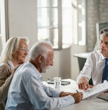 Wichtige Dokumente sicher verwahren: ein Ratgeber für die Generation 59plus Vor dem Vertragsabschluss sollten die Bedingungen und Leistungen unbedingt klar besprochen werden. Bildquelle: © Getty Images / Unsplash.com