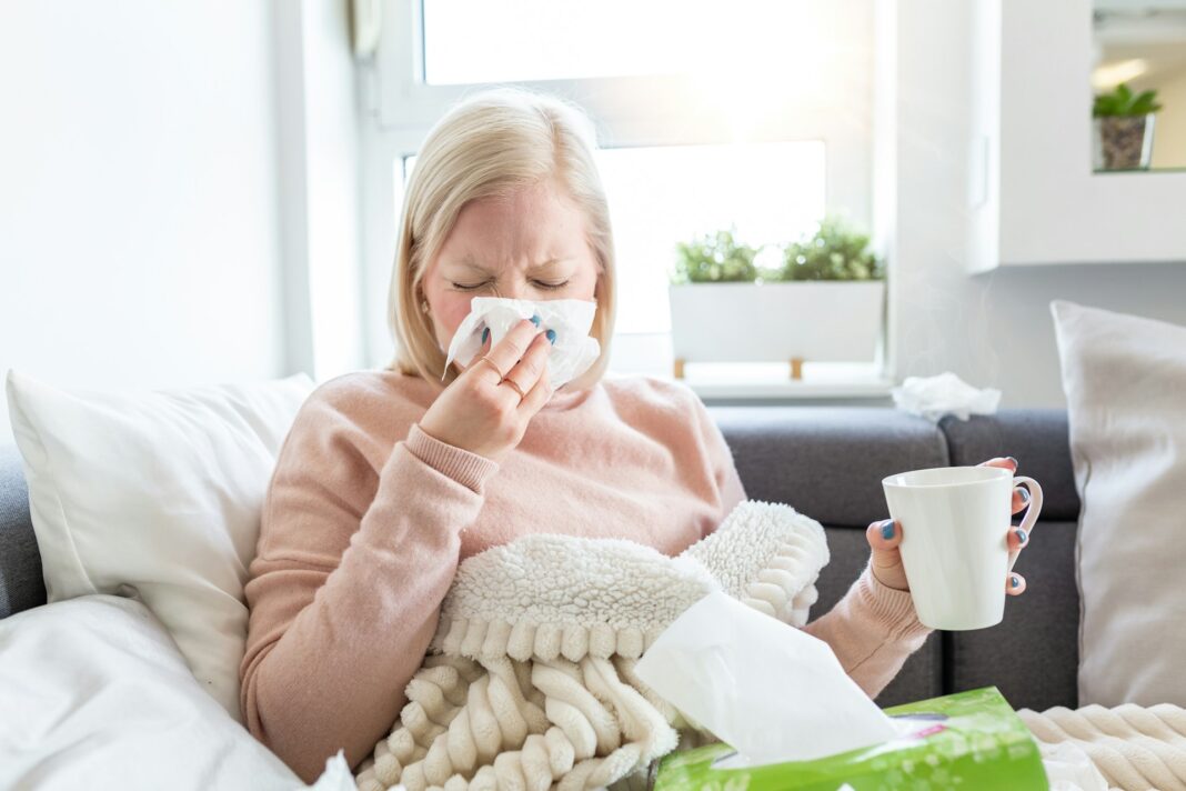 Aktuell hustet und prustet es um uns herum überall. Es beginnt häufig mit unangenehmen Halsschmerzen und entwickelt sich dann zu einer ordentlichen Erkältung oder Grippe. Bildquelle: © Getty Images / Unsplash.com