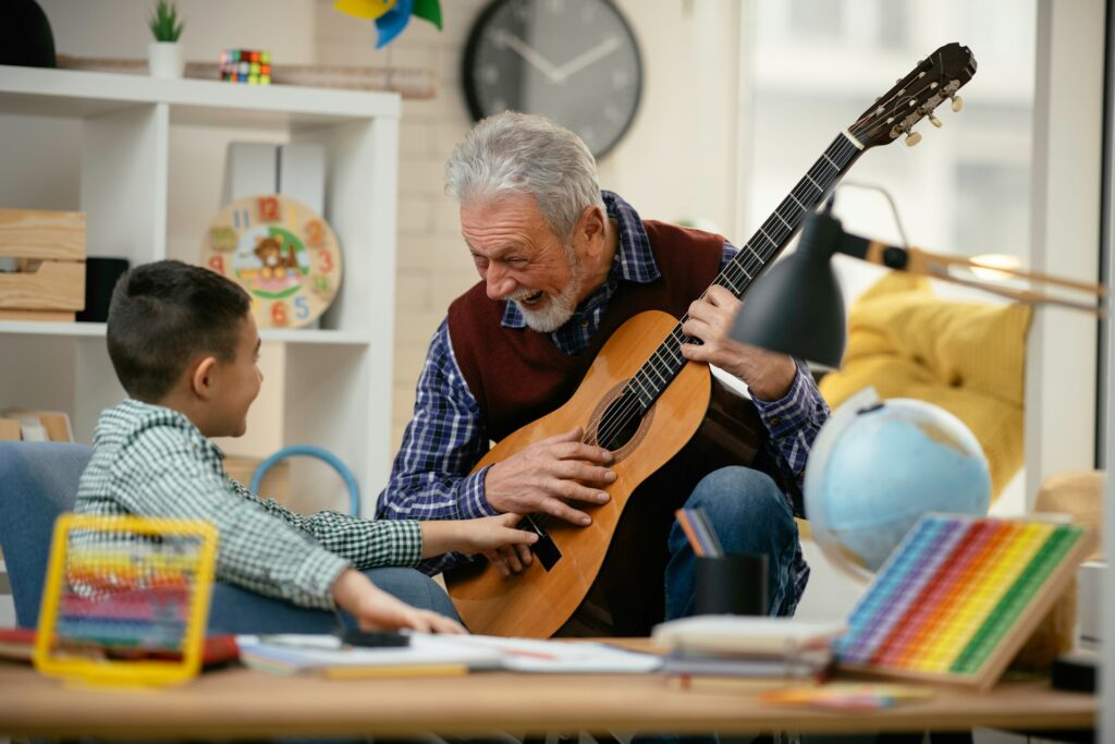 Ihre Enkelkinder freuen sich ganz sicher sehr, wenn Sie mit ihnen gemeinsamen singen und musizieren. Bildquelle: © Getty Images / Unsplash.com