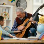 Ihre Enkelkinder freuen sich ganz sicher sehr, wenn Sie mit ihnen gemeinsamen singen und musizieren. Bildquelle: © Getty Images / Unsplash.com
