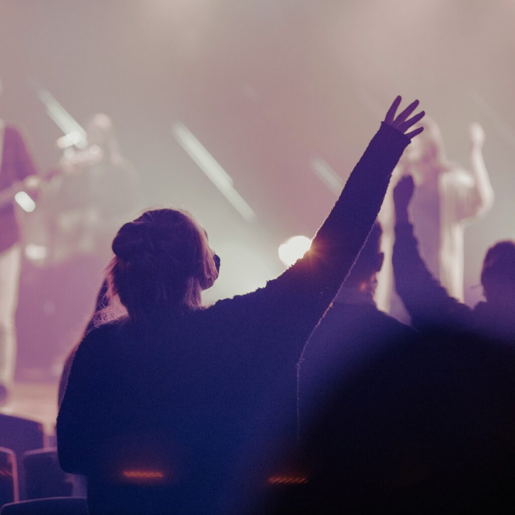 "Singen mit Frau Höpker" - lassen Sie sich dieses Erlebnis nicht entgehen. Ob allein oder mit Freunden:innen, es ist in jedem Fall ein riesiger Spaß. Bildquelle: © Kat Kelley / Unsplash.com