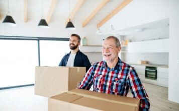 Entrümpeln im Alter: Wohnraum verkleinern mit Stil Es muss nicht zwingend ein Umzug Anlass sein sich von vielen Dingen einfach zu trennen. Aber wohin mit all den Büchern, Klamotten etc.? Bildquelle: © Getty Images / Unsplash.com