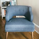 Auch für Möbelstücke bedeutet ein Umzug nicht automatisch im Sperrmüll zu landen. Viele Plattformen biteten die Möglichkeit diese zu verschenken oder gar noch gut zu verkaufen. Bildquelle: © Kari Shea / Unsplash.com