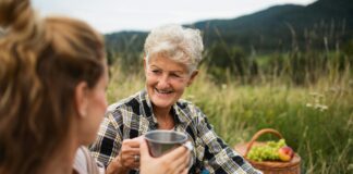 Warum ältere Menschen auf ausreichend Wärme achten sollten Spätestens in den Wechseljahren verändert sich für Frauen das Verhältnis zwischen Kälte und Wärme. Bildquelle: © Getty Images/Unsplash.com