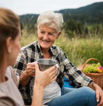 Warum ältere Menschen auf ausreichend Wärme achten sollten Spätestens in den Wechseljahren verändert sich für Frauen das Verhältnis zwischen Kälte und Wärme. Bildquelle: © Getty Images/Unsplash.com