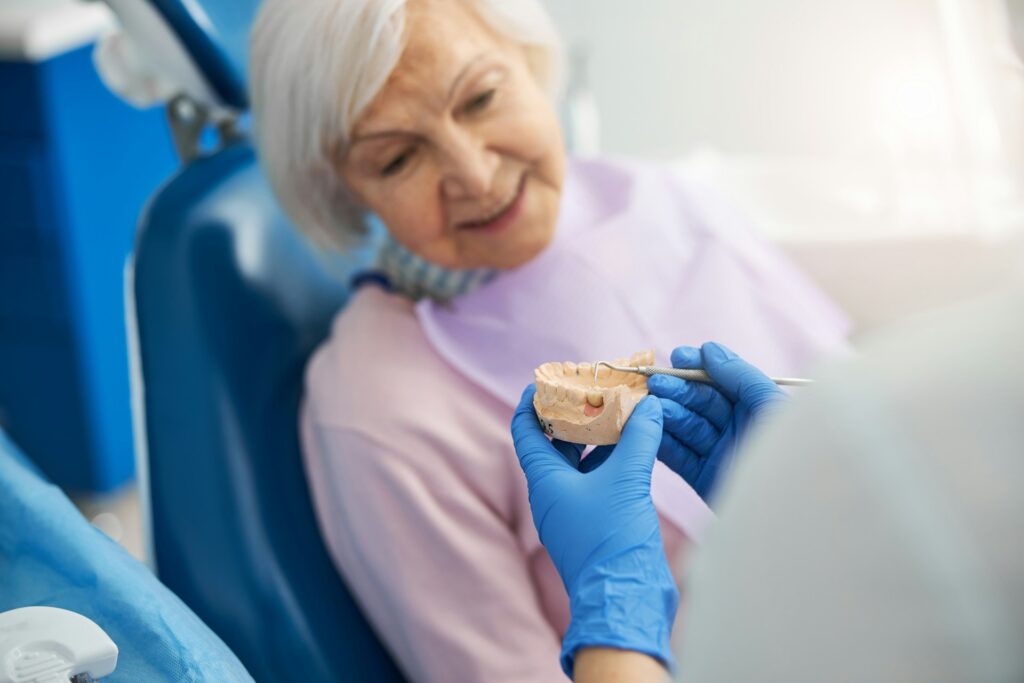 Im Bereich der Zahnheilkunde hat sich in den letzten Jahrzehnten soviel getan, dass vor allem die Generation 59plus davon profitiert. Bildquelle: © Getty Images / Unsplash.com