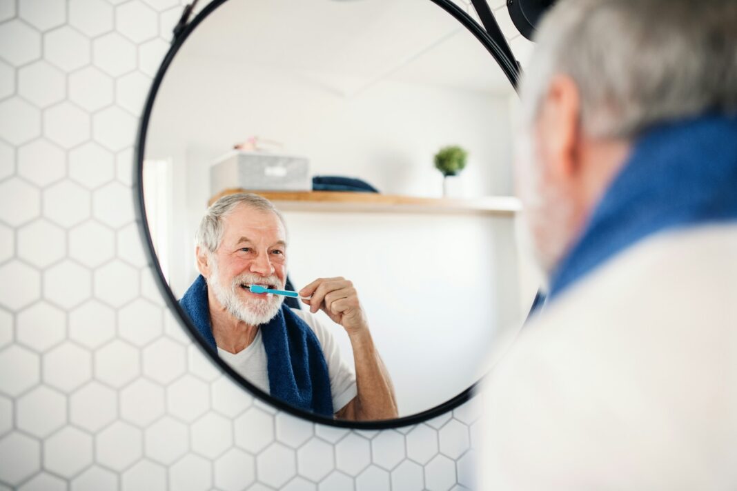 Da viele von uns inzwischen mit den eigenen Zähnen alt werden, sind auch Zahnkorrekturen in der Generation 59plus keine Seltenheit mehr. Bildquelle: © Getty Images / Unsplash.com
