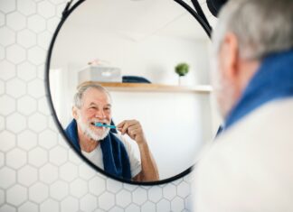 Zahn-Fehlstellungen im höheren Alter: Machbarkeit und Korrekturmöglichkeiten Da viele von uns inzwischen mit den eigenen Zähnen alt werden, sind auch Zahnkorrekturen in der Generation 59plus keine Seltenheit mehr. Bildquelle: © Getty Images / Unsplash.com