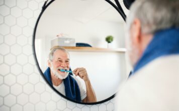 Zahn-Fehlstellungen im höheren Alter: Machbarkeit und Korrekturmöglichkeiten Da viele von uns inzwischen mit den eigenen Zähnen alt werden, sind auch Zahnkorrekturen in der Generation 59plus keine Seltenheit mehr. Bildquelle: © Getty Images / Unsplash.com