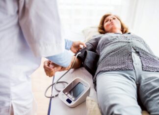 Von Vorsorge bis Behandlung: Die vielseitige Welt der Allgemeinmedizin Die Allgemeinmedizin, oft durch den Hausarzt dargestellt, ist eine wichtige Säule in unserem Krankensystem. Bildquelle: © Getty Images / Unsplash.com