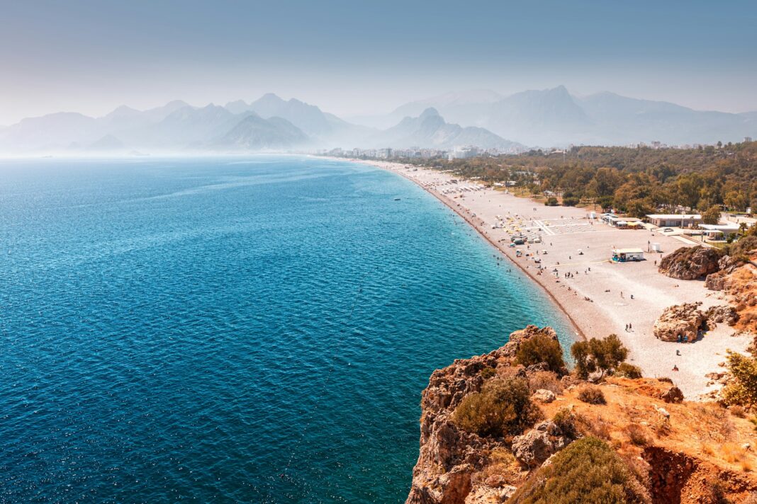 Am Fuße des Taurusgebirges liegt die Region um Antalya mit wunderschönen Stränden und tollem Bergpanorama. Bildquelle: © Getty Images / Unsplash.com