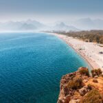 Am Fuße des Taurusgebirges liegt die Region um Antalya mit wunderschönen Stränden und tollem Bergpanorama. Bildquelle: © Getty Images / Unsplash.com