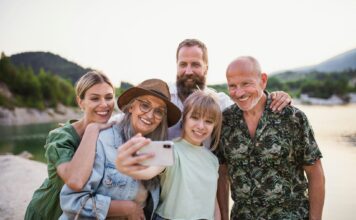 Von den Bergen bis zum Meer: Einzigartige Ferienhaus-Erlebnisse für Senioren Vor allem bei einer Familienreise bietet ein Ferienhaus meist ausreichend Platz für alle Mitreisenden. Bildquelle: © Getty Images / Unsplash.com