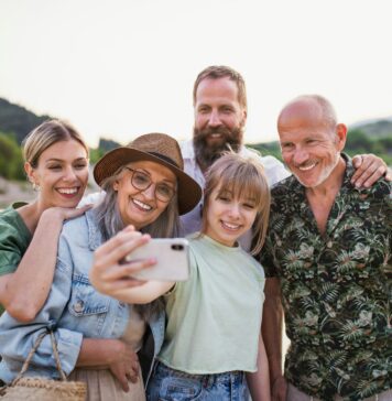 Von den Bergen bis zum Meer: Einzigartige Ferienhaus-Erlebnisse für Senioren Vor allem bei einer Familienreise bietet ein Ferienhaus meist ausreichend Platz für alle Mitreisenden. Bildquelle: © Getty Images / Unsplash.com