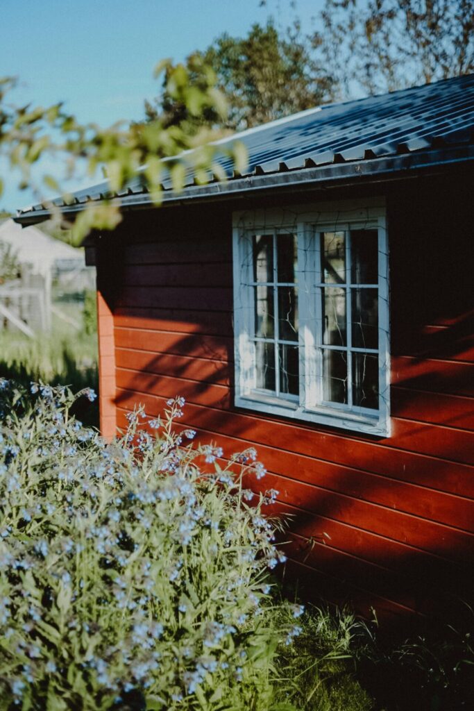 Ein Gartenhaus kann ein Ort für ganz viele Dinge sein: Entspannung, Kreativität, Handwerken oder einfach nur zusätzlicher Abstellraum. Bildquelle: © Melanie Kanzler / Unsplash.com