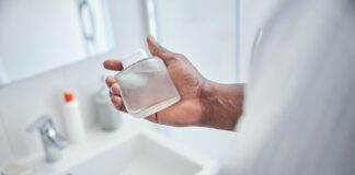 Zukunft der Düfte: Trendsetter Parfüms für Männer 2024 Die Herren der Generation 59plus entdecken wieder zunehmend mehr die Welt der Herrendüfte. Bildquelle: © Getty Images / Unsplash.com