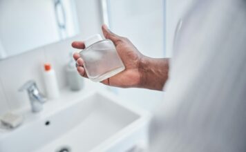 Zukunft der Düfte: Trendsetter Parfüms für Männer 2024 Die Herren der Generation 59plus entdecken wieder zunehmend mehr die Welt der Herrendüfte. Bildquelle: © Getty Images / Unsplash.com