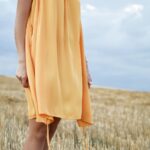 Fließende Stoffe sind luftig und schmeicheln jeder Figur. Bildquelle: © Tamara Bellis / Unsplash.com
