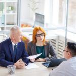 Das Knowhow der Generation 59plus ist für viele Unternehmen inzwischen unbezahlbar und man versucht durch neue Arbeitsmodelle die Mitarbeiter länger im Unternehmen zu halten. Bildquelle: Getty Images / Unsplash.com