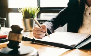 Private Rechtsschutzversicherung – sinnvolle Versicherung für Jung und Alt Eine private Rechtsschutzversicherung deckt unvorhersehbare Kosten bei anfallenden Rechtsstreitigkeiten ab. Bildquelle: © Getty Images / Unsplash.com