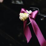 Die Farbe und auch der Text der Trauerschleife will gut gewäglt werden. Bildquelle: © Getty Images / Unsplash.com