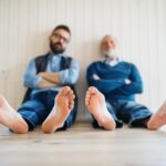 Machen vor allem wir, in der Generation 59plus, viel zu wenig – einfach mal barfuß laufen und den Füßen damit das maximum an Entspannung gönnen. Bildquelle: © Getty Images / Unsplash.com