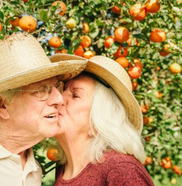 Die Bedeutung von Nähe und Intimität in der Generation 59plus Viel zu selten sehen wir einen zärtlichen und liebevollen Umgang älterer Paare in der Öffentlichkeit. Bildquelle: © Natalia Blauth /Unsplash.com