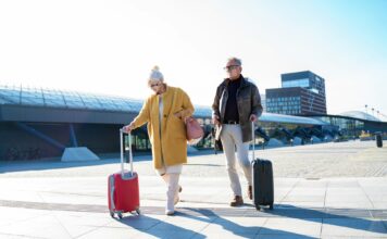 Im fortgeschrittenen Alter verreisen – so packen Sie richtig! Je nach Art der Reise sollte auch das Gepäckstück ausgesucht werden, damit man möglichst optimal unterwegs ist. Bildquelle: © Getty Images / Unsplash.com