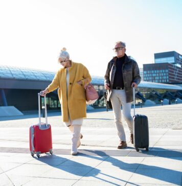 Im fortgeschrittenen Alter verreisen – so packen Sie richtig! Je nach Art der Reise sollte auch das Gepäckstück ausgesucht werden, damit man möglichst optimal unterwegs ist. Bildquelle: © Getty Images / Unsplash.com