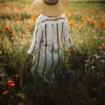 Luftige Blusen und Kleider und vor allem leichte und atmungsaktive Materialien sollten sich in Ihrer Sommergarderobe wiederfinden. Bildquelle: © Getty Images / Unsplash.com