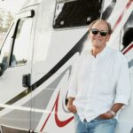Lässige und luftige Sommermode beduetet auch für die Herren der Generation 59plus Jeans und Leinenhemden. Bildquelle: © Natalia Blauth / Unsplash.com