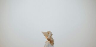 Sommermode der Saison: Gut gekleidet im Alter Es hat sich viel getan in Sachen Mode für die Generation 59plus. Bildquelle: © Sun Studio Creative / Unsplash.com