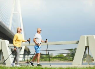 Gelenkschutz im Alter: Warum Prävention entscheidend ist Die tägliche Dosis Bewegung sorgt für eine gute Stabilität der Gelenke und das diese nicht "einrosten". Bildquelle: © Getty Images / Unsplash.com