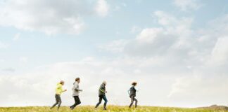 Der umfassende Ratgeber zur ganzheitlichen Anti-Aging-Pflege Ausreichend Bewegung, gesunde Ernährung und eine gute Hautpflege sind die Kernpfeiler für eine gute Anti-Aging-Pflege. Bildquelle: © Getty Images / Unsplasch.com