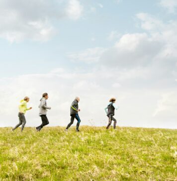 Der umfassende Ratgeber zur ganzheitlichen Anti-Aging-Pflege Ausreichend Bewegung, gesunde Ernährung und eine gute Hautpflege sind die Kernpfeiler für eine gute Anti-Aging-Pflege. Bildquelle: © Getty Images / Unsplasch.com