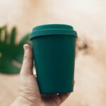 Ein Coffee to Go? Kein Problem, aber bitte mit einem selbst mitgebrachten Becher, um unnötigen Plastikmüll zu vermeiden! Bildquelle: © Getty Images / Unsplash.com