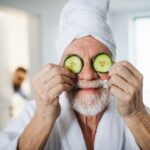 Auch die Herren der Generation 59plus legen zunehmend mehr Wert auf eine hochwertige Schönheitspflege. Bildquelle: © Getty Images / Unsplash.com