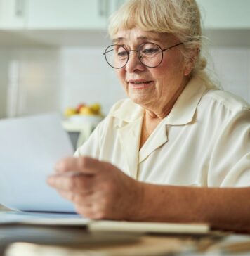 Tipps für die Suche nach dem passenden Stromtarif Es ist sehr wichtig auch das Kleingedruckte zu lesen und die Konditionen zu prüfen, bevor man den Anbieter wechselt. Bildquelle: © Getty Images / Unsplash.com