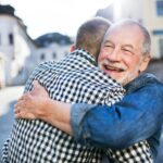 Da viele Kinder heute bereits im Ausland arbeiten und nicht mehr in unmittelbarer Nähe zum Wohnort der Eltern wohnen, bedeutet ein Umzug z. B. in die Schweiz keine größere Herausforderung. Bildquelle: © Getty Images / Unsplash.com