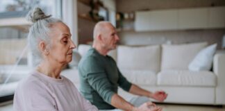 Yoga, Meditation und eine App namens AWAVE Meditieren Sie doch ganz einfach zuhause - mit der Meditationsapp AWAVE haben Sie Zugriff auf unterschiedlichste Formen der Meditation. BIldquelle: © Getty Images /Unsplash.com